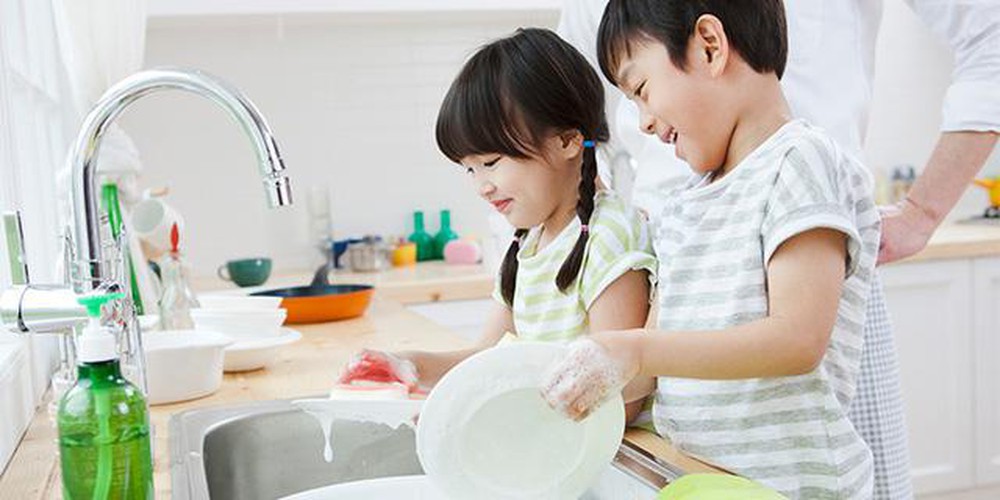 Tuyệt chiêu khuyến khích bé tự nguyện làm việc nhà
