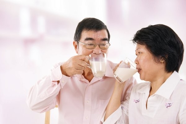 Sữa giúp tăng cường đề kháng cho người cao tuổi